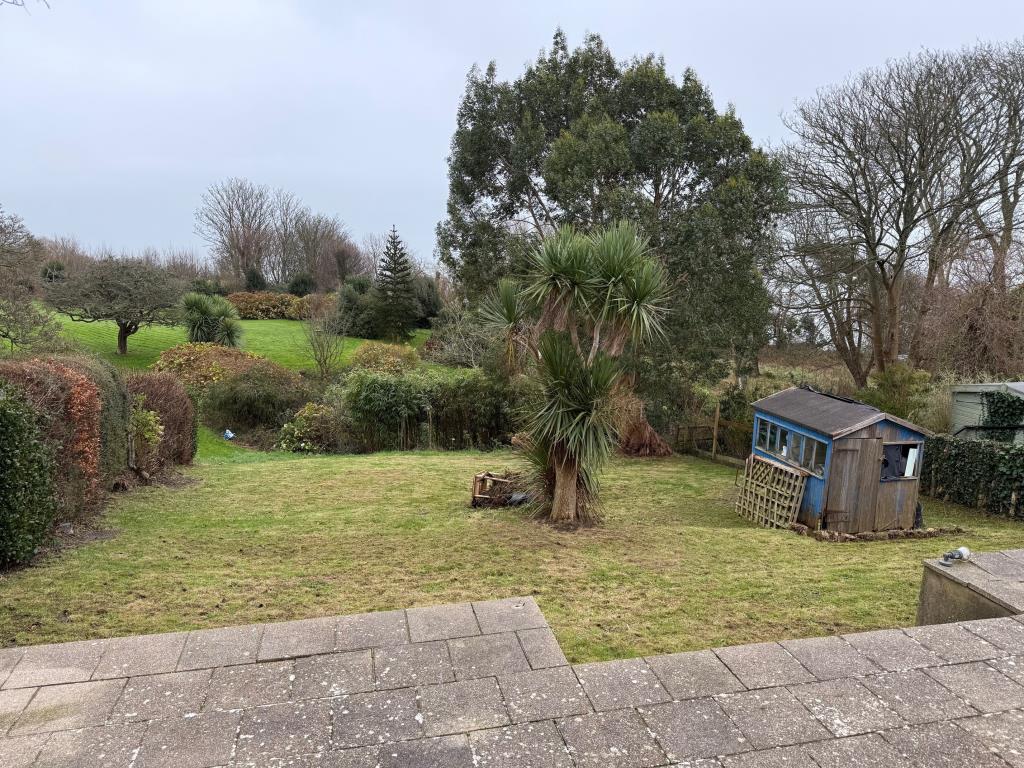 Lot: 128 - DETACHED CHALET-STYLE HOME WITH STRUCTURAL MOVEMENT ON A PLOT OF 0.17 ACRE - overlooking the garden